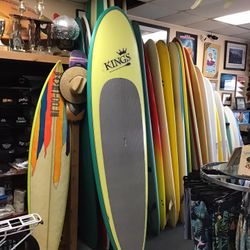paddel Board 9ft 8"  light to carry   great condition  w fins carbon paddel 