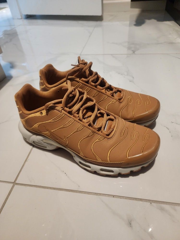 Nike Air Max Plus sneaker in the "Flax Sail" or "Flax" colorway