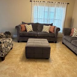 Juego de sala completo gris (sofá + loveseat + sillón + ottoman) – elegante y como nuevo