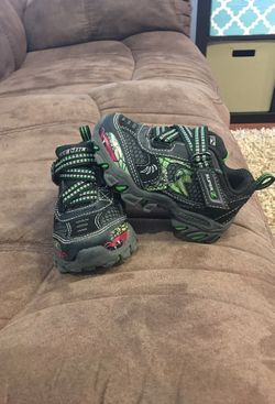 Size 6 sketchers little boys shoes