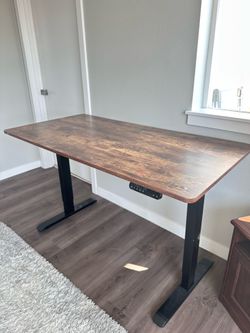 Electric Standing Desk – Height Adjustable – Excellent Condition