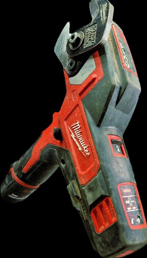 Milwaukee Cable Cutters &2.5 Battery