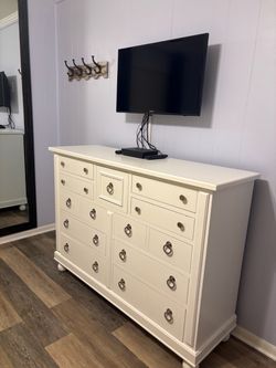 Like new white dresser