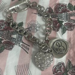 Charm bracelet) of silver colo