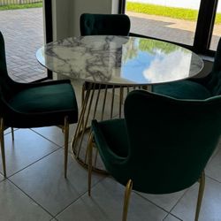 DINING TABLE IN VERY GOOD CONDITION FOR $699