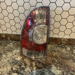 Toyota Tacoma Tail Light 05-15