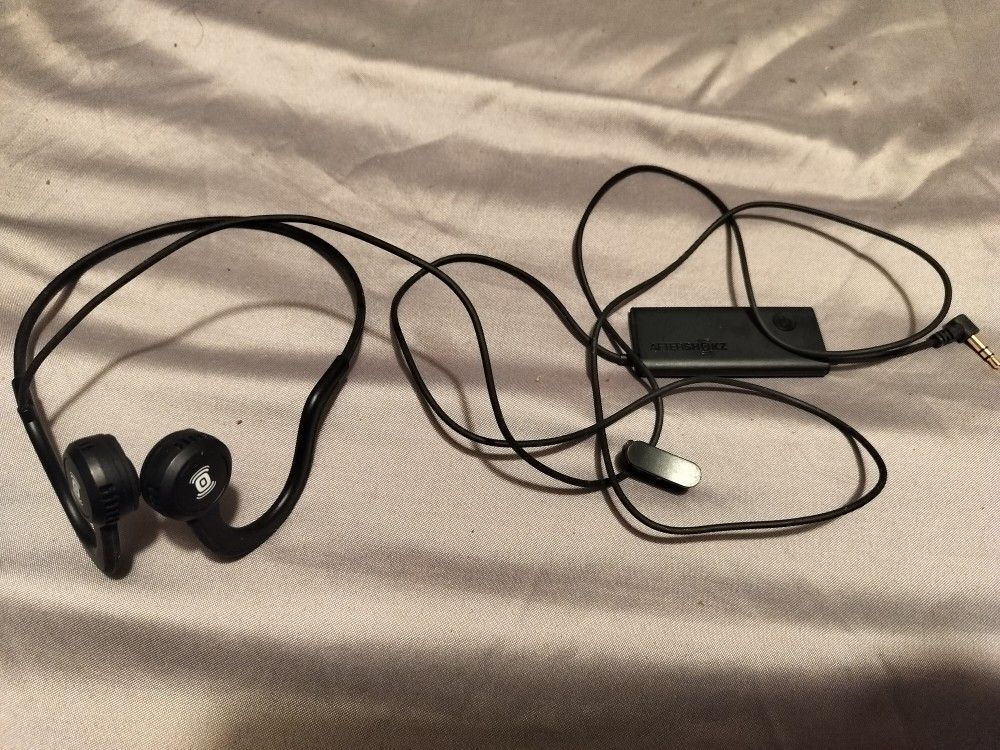 Aftershocks Bone Conducting Earphones. There Quality. Havnt Been Used Except Just Once. They Worked Well And No Flaws.