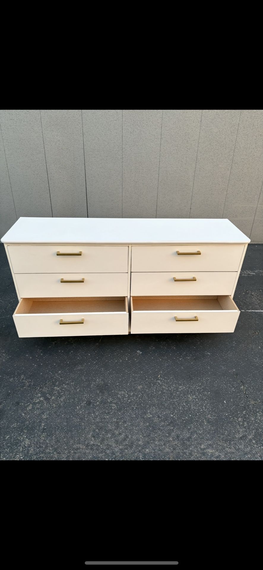 Beautiful White 6 Drawer Dresser With Gold Knobs⭐️