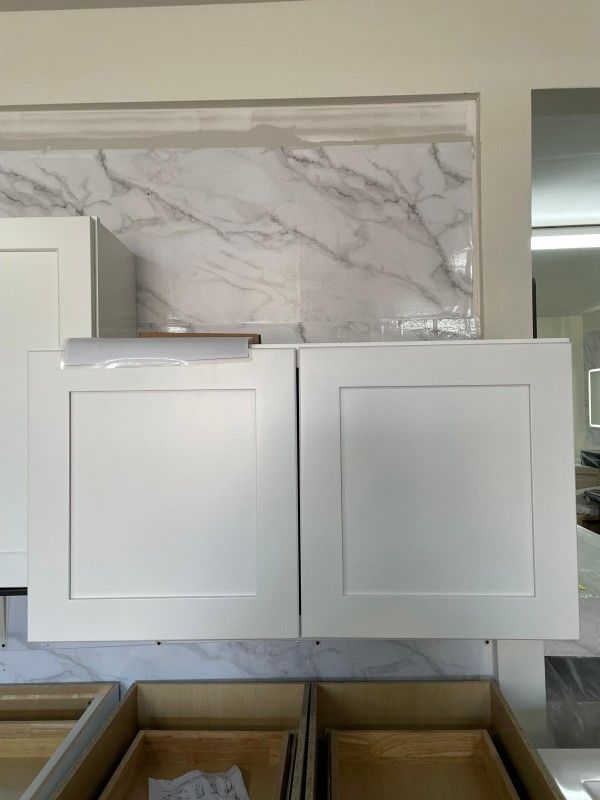 33 in. W x 24 in. D x 18 in. H Plywood Shaker Wall Bridge Kitchen Cabinet in Alpine White