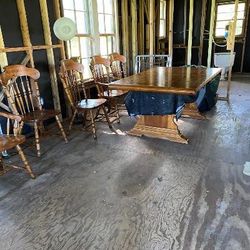 Table w 6 Chairs