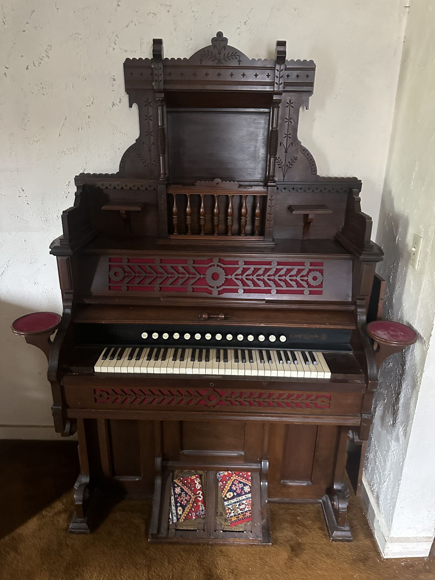 Antique pump organ