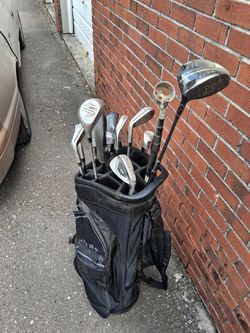 Golf club bag with golf clubs