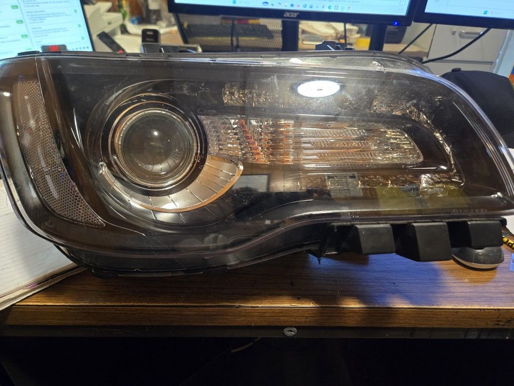 2013 CHRYSLER 300 PASSENGER HEADLIGHT HID