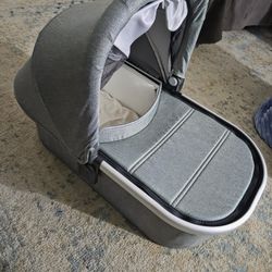 Like New Uppababy Bassinet V2 Gwen Green Mélange