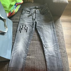 size 33 Amiri