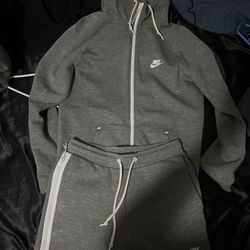 Nike Tech Full Suit Size Small 