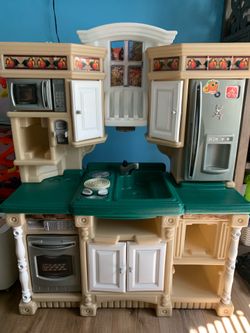 Step2 Lifestyle Dream Kitchen Toddler Plastic Kitchen Playset