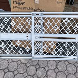 Mypet Paws Portable Petgate 26”-42W X 23”H Good Condition $10 Firm On Price