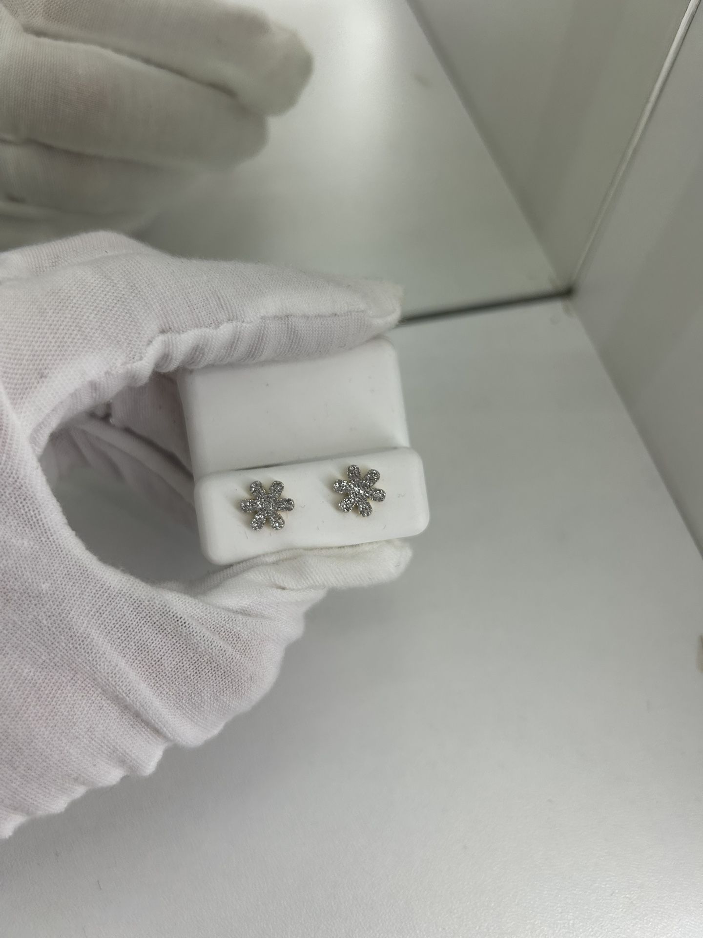 Brand new earrings 14kt gold with natural diamonds