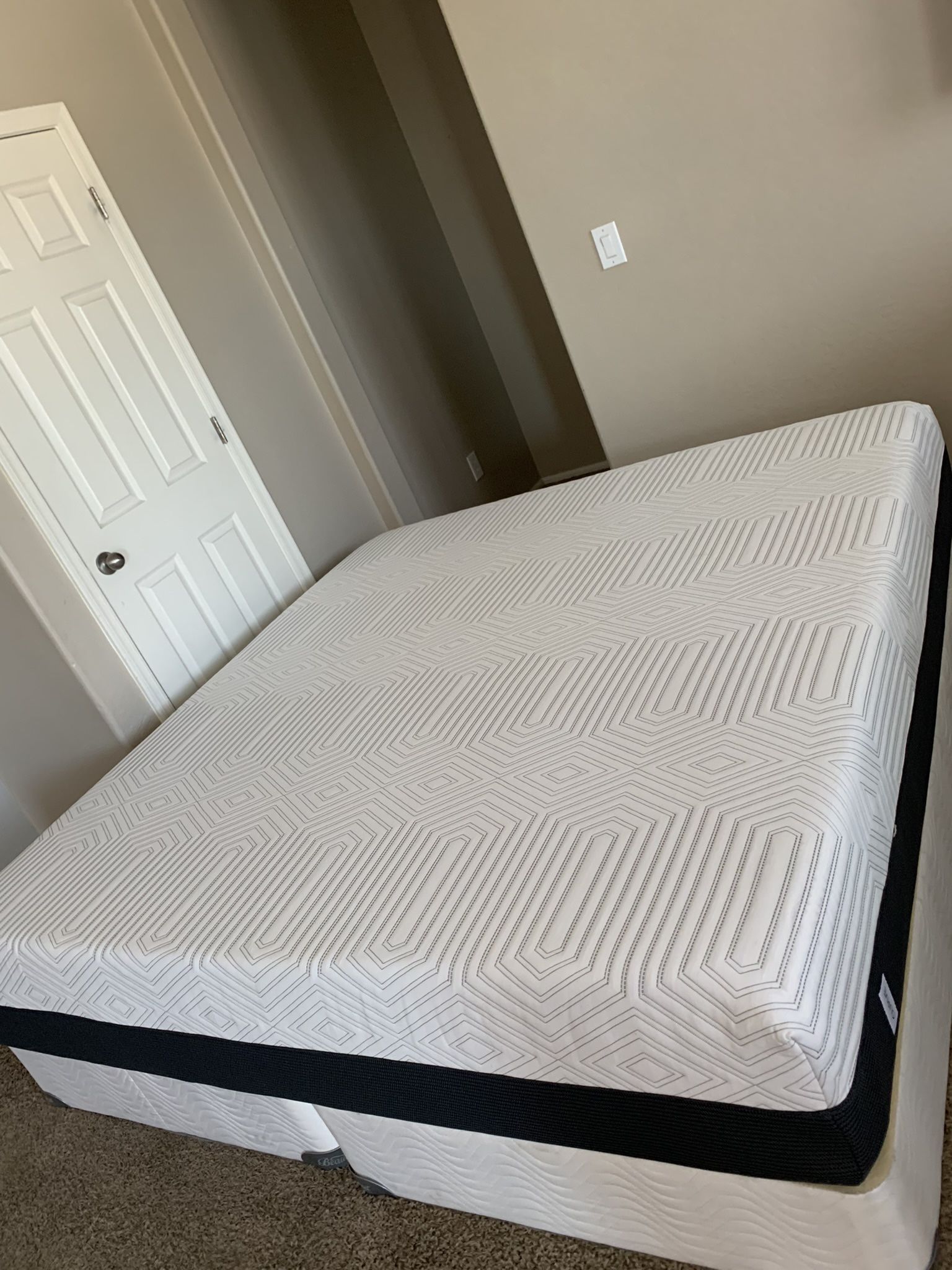 KING MEMORY FOAM SLEEPYS MATTRESS AND FREE BOX SPRINGS 
