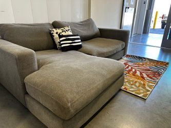 GRAY SECTIONAL COUCH W/ FREE DELIVERY