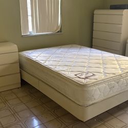 BEDROOM SET - WHITE  5 PCS - VERY GOOD CONDITION- BEAUTIFUL 