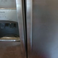Frigidaire Side By Side Refrigerator/Freezer