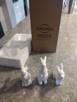 Set of 3 white Bunnies New in Box size 3& 4 Inches