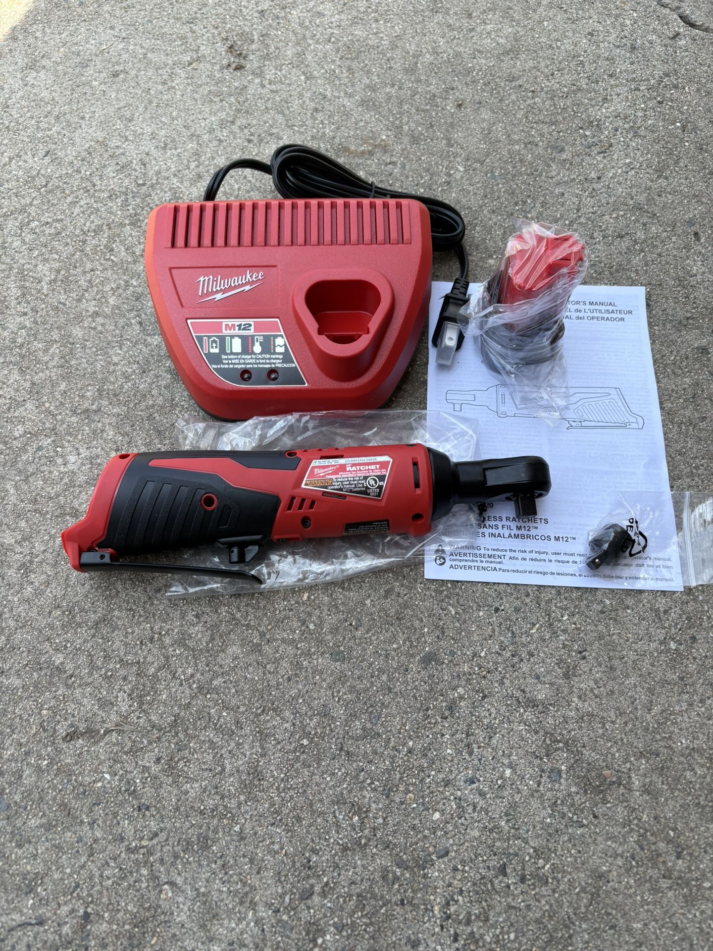 Milwaukee M12 Ratchet Charger 1.5 AH Battery Pack Kit