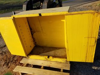 Flammable goods storage cabinet