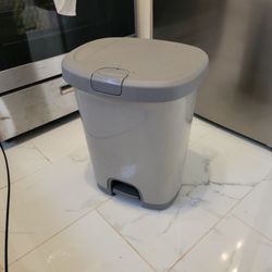Small Trash can with pedal