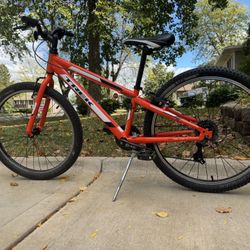 TREK MT200 Kids Mountain Bike 24”