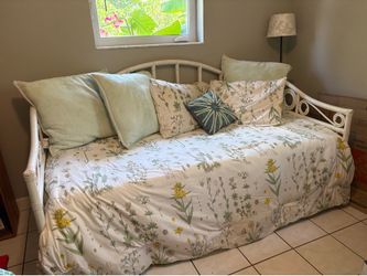 Day bed w/ extra mattress