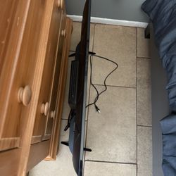 32” TLC FLAT SCREEN Smart Roku Tv 