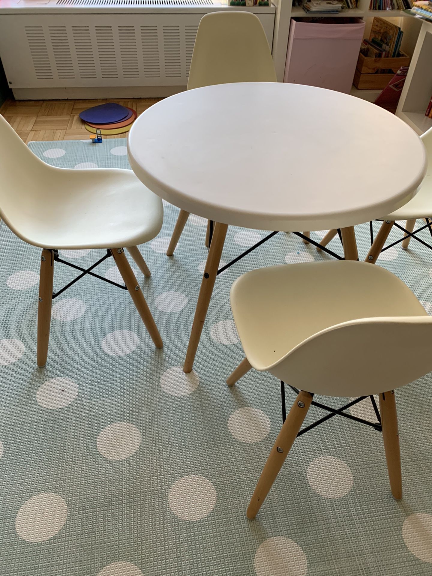 Table + 4 chairs kids eames style