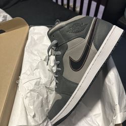 Jordan 1 Mid