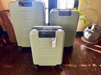 D_b_ Ramverk Spinner Luggages in Green Ray