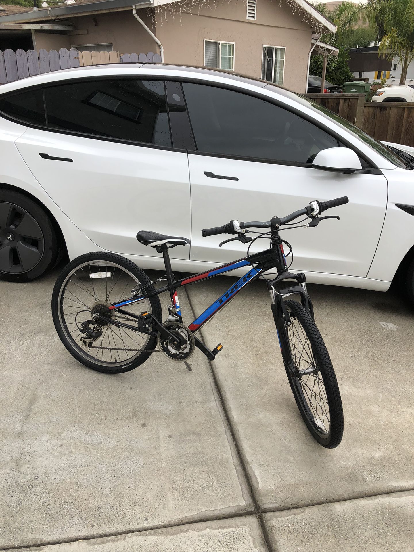 Trek Bicycle MT220 Kids 24” Mountain Bike Grip Shift Front Shocks