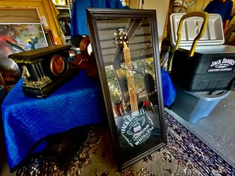 PEAVEY WHIT CASE TO HANG WALL PIC UP 78254 NOTE. GUITAR WORKING