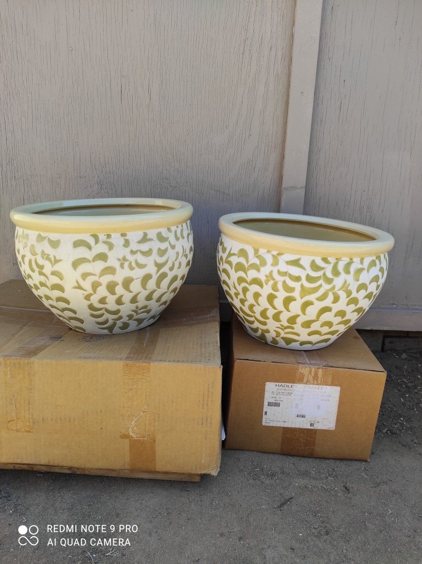 Potted Vase, Very Pretty 10 " Deep , 15" Wide