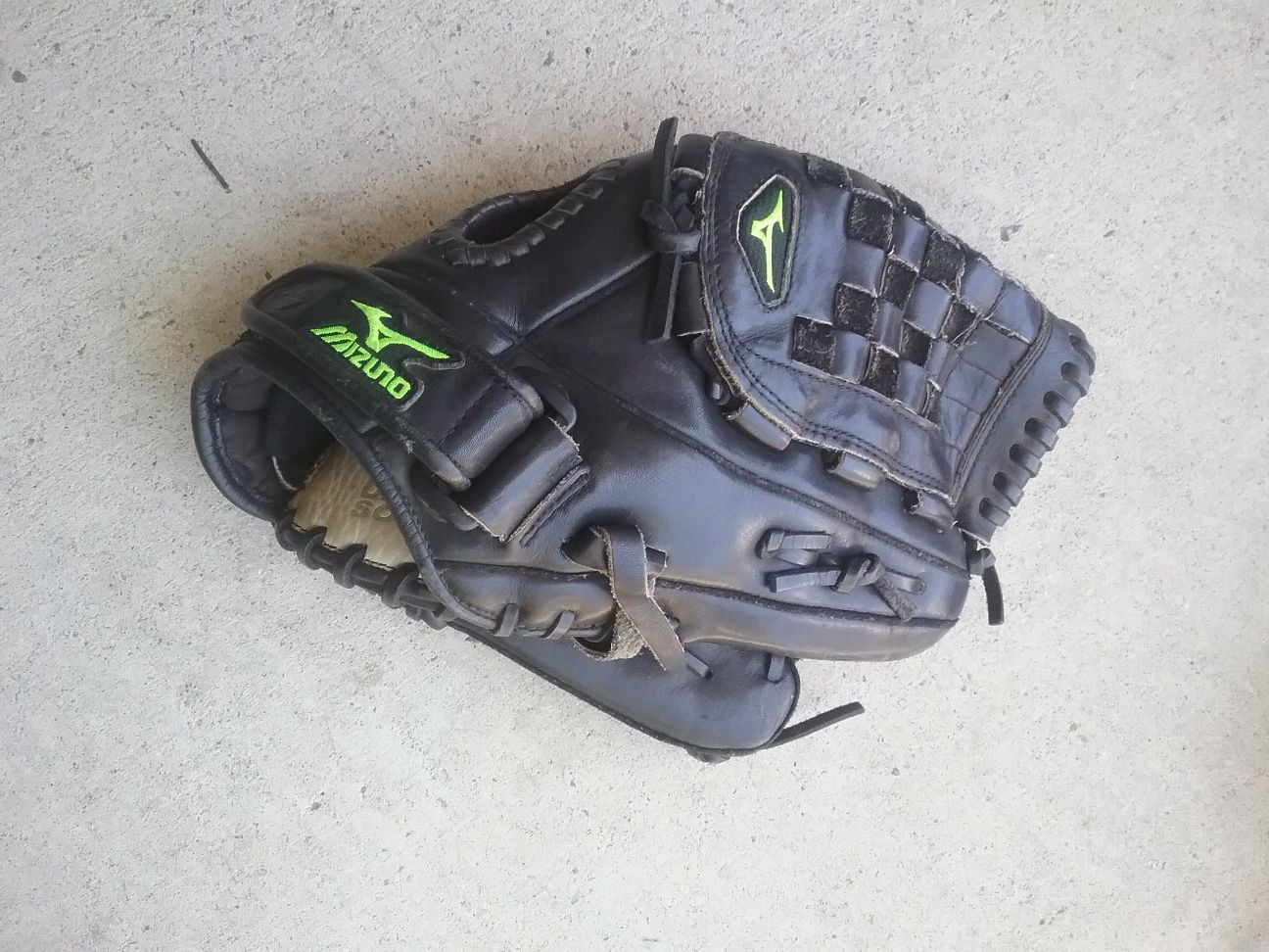 Mizuno softball glove