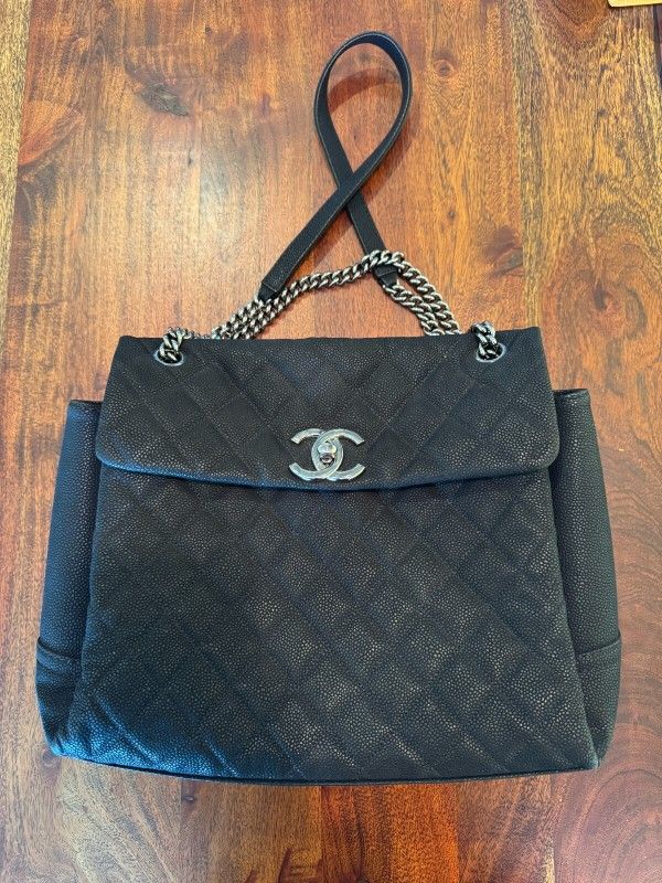 PRISTINE 𝐂𝐡𝐚𝐧𝐞𝐥   Black Leather Large Shoulder Bag