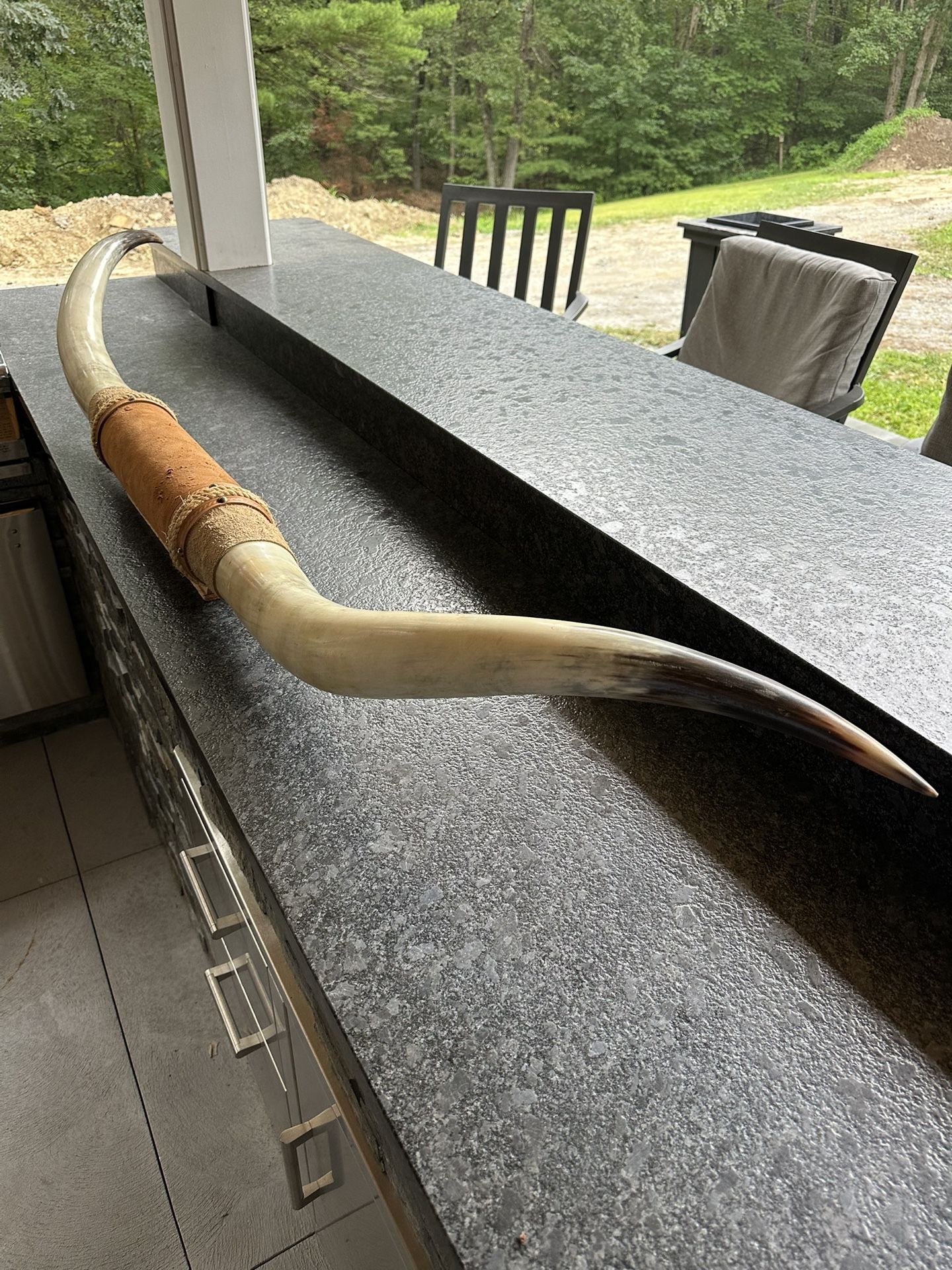 Long bowl horn wall mount