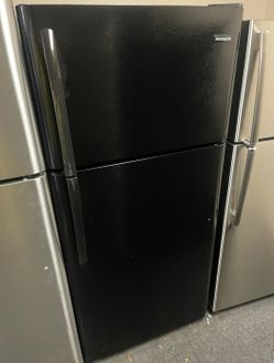 Frigidaire Top Freezer Refrigerator Black