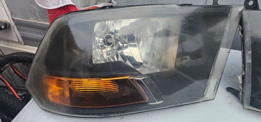 Faros  compatibles con camionetas Dodge Ram de cuarta generación (2009-2018 ).
