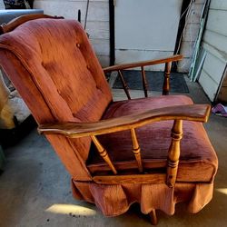 Recliner. Swivel. Vintage. Great Condition. Can Deliver Within 5 Miles Of Tulare. 
