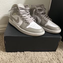 Size 9.5 Jordan 1’s mid College grey