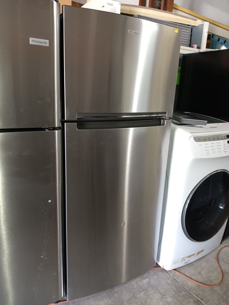 Whirlpool Refrigerator Top And Bottom Stainless Steel Works Good 👍