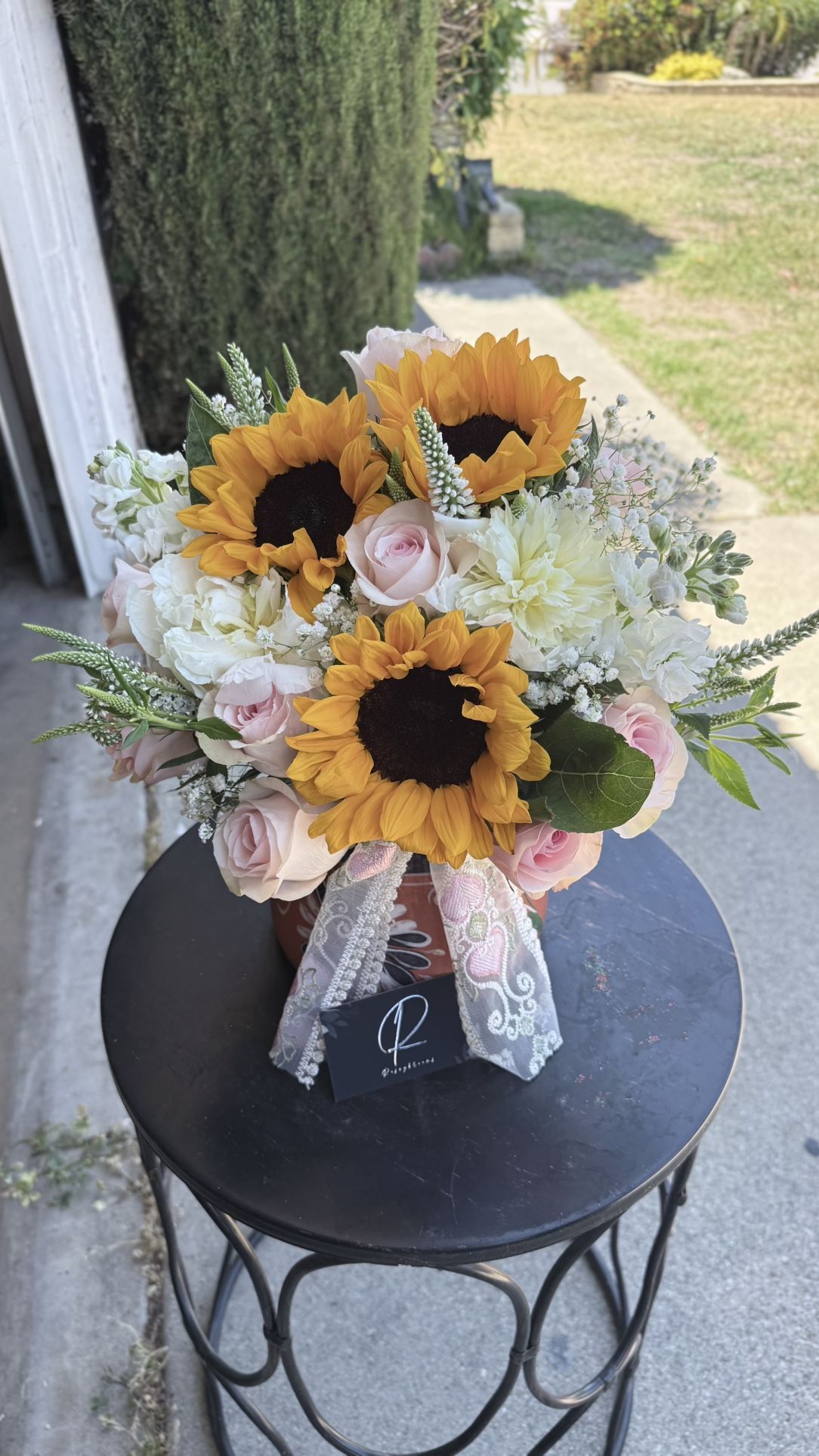 20190508120528_file_5cd21d48be  Mothers Day Arrangement 