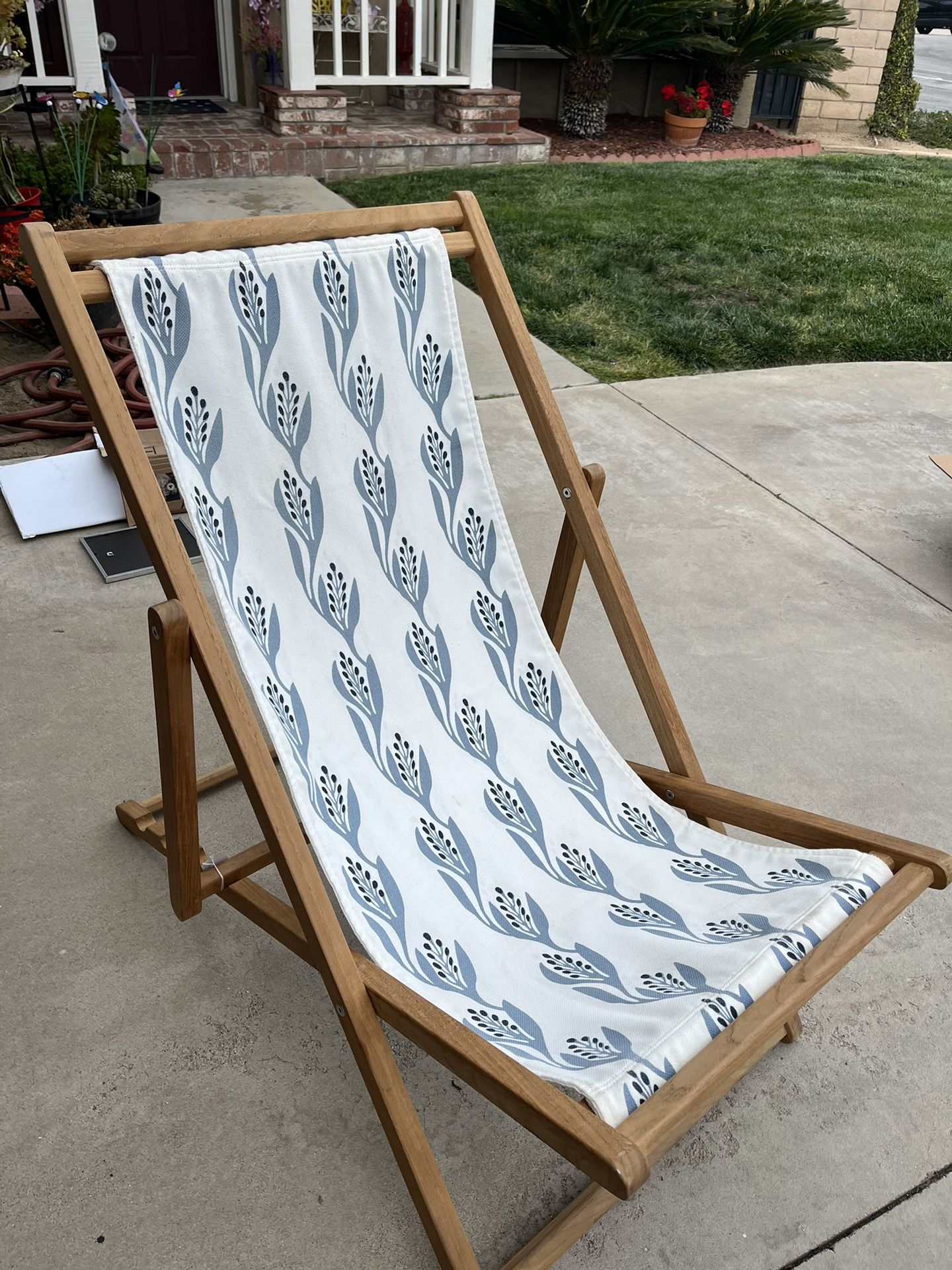 SERENA & LILY  Lounge chair $30